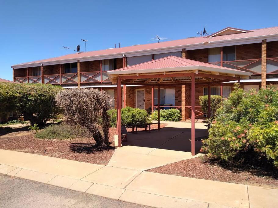 Cosy 2 Bedroom Unit In A Secure Gated Complex Kalgoorlie Exterior photo