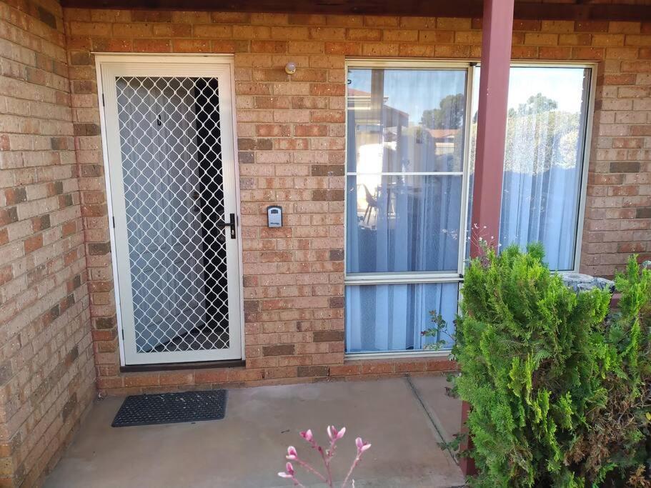 Cosy 2 Bedroom Unit In A Secure Gated Complex Kalgoorlie Exterior photo